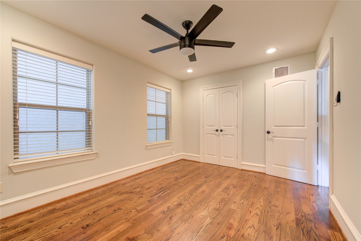 5226 Kiam Street, Unit 1015 Houston, TX 77007 - Photo 10 of 49 a view of empty room with wooden floor and ceiling fan