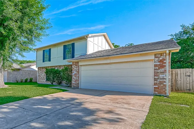 a front view of house with yard