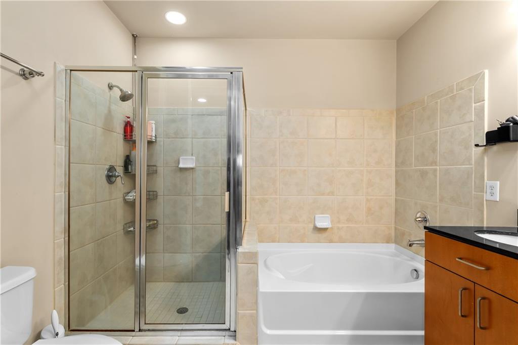 711 Cosmopolitan Drive Northeast, Unit 517 Atlanta, GA 30324 - Photo 15 of 29 a bathroom with a shower and a bathtub