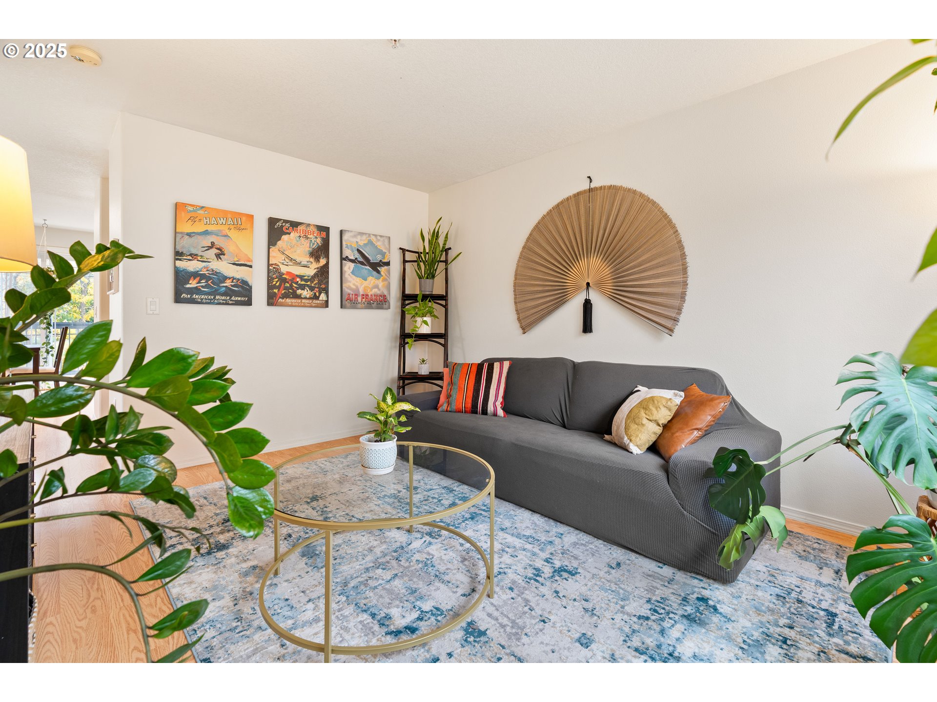 6700 North Pittsburg Avenue Portland, OR 97203 - Photo 11 of 29 a living room with furniture and a potted plant