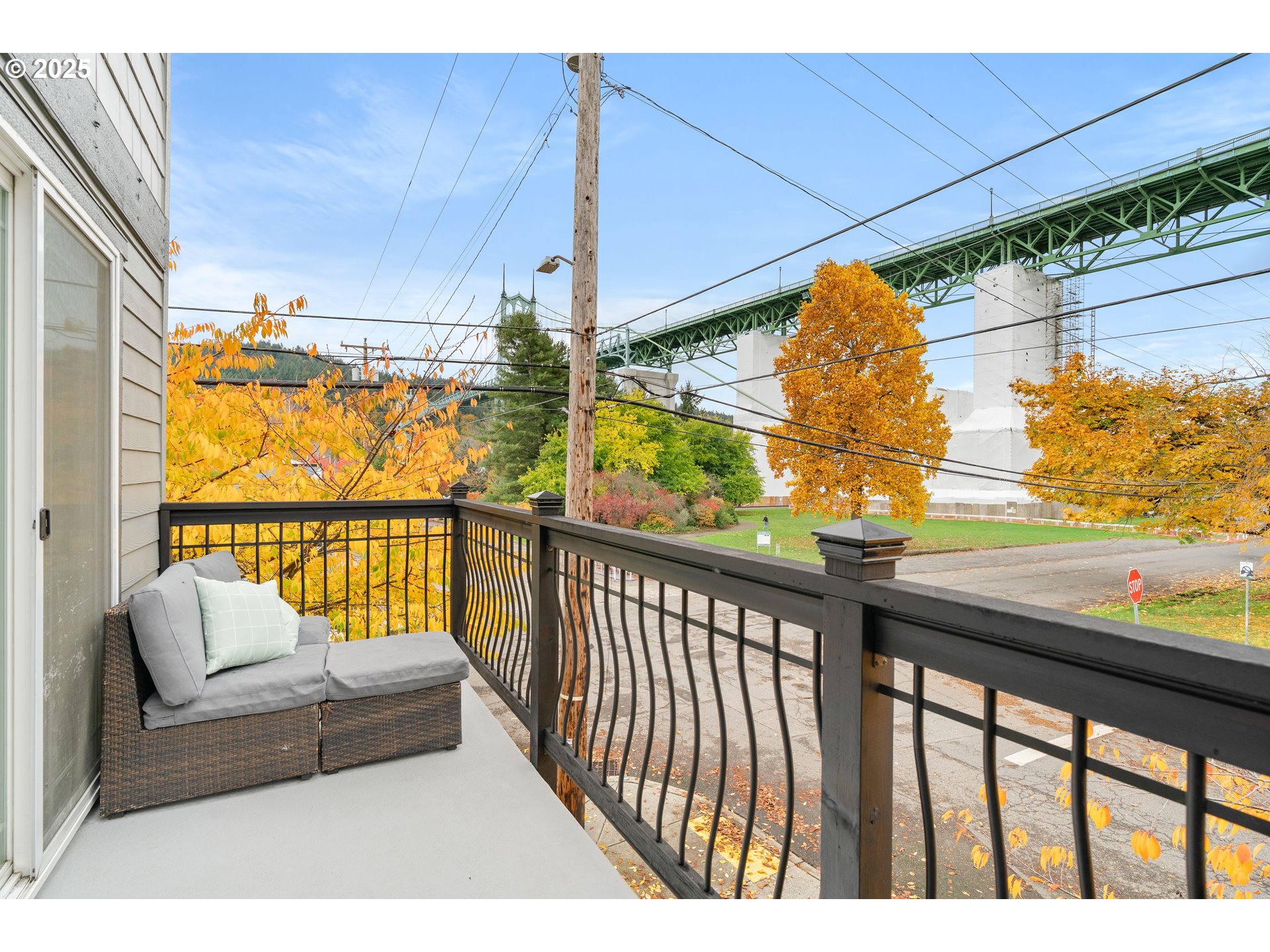 6700 North Pittsburg Avenue Portland, OR 97203 - Photo 24 of 29 a view of a porch