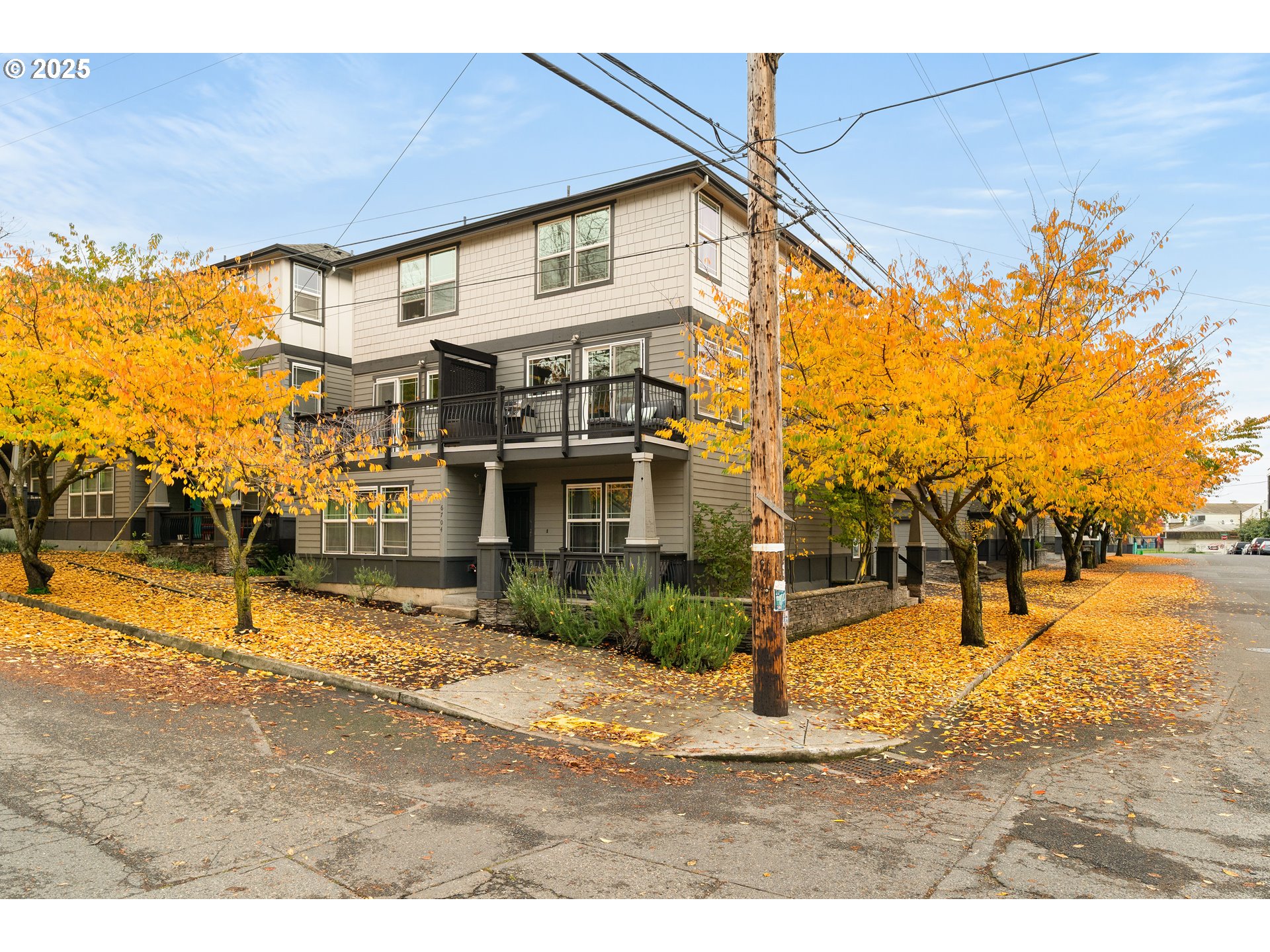 6700 North Pittsburg Avenue Portland, OR 97203 - Photo 28 of 29 a view of a street with a building in the background