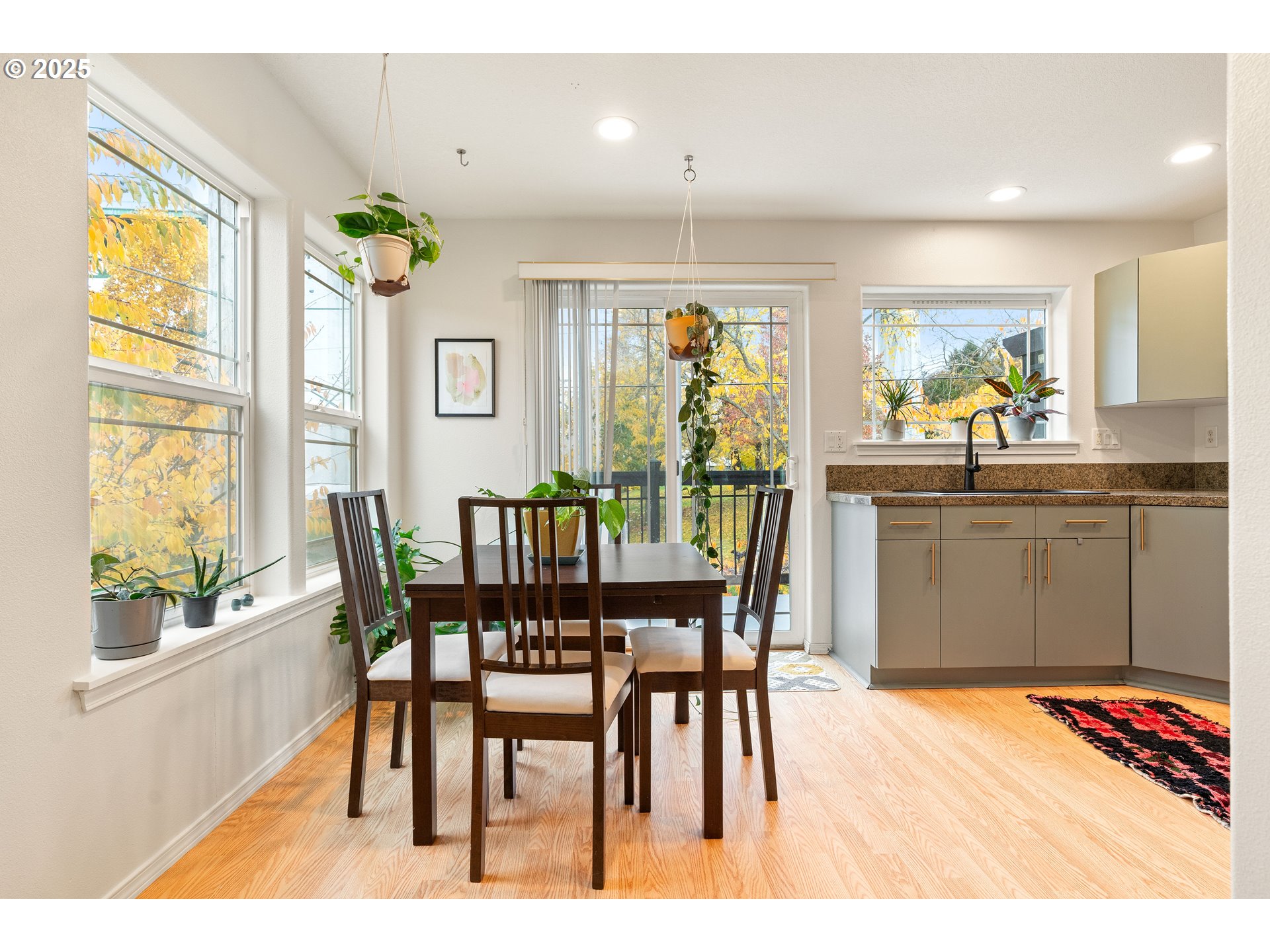 6700 North Pittsburg Avenue Portland, OR 97203 - Photo 4 of 29 a view of a dining room with furniture and a potted plant