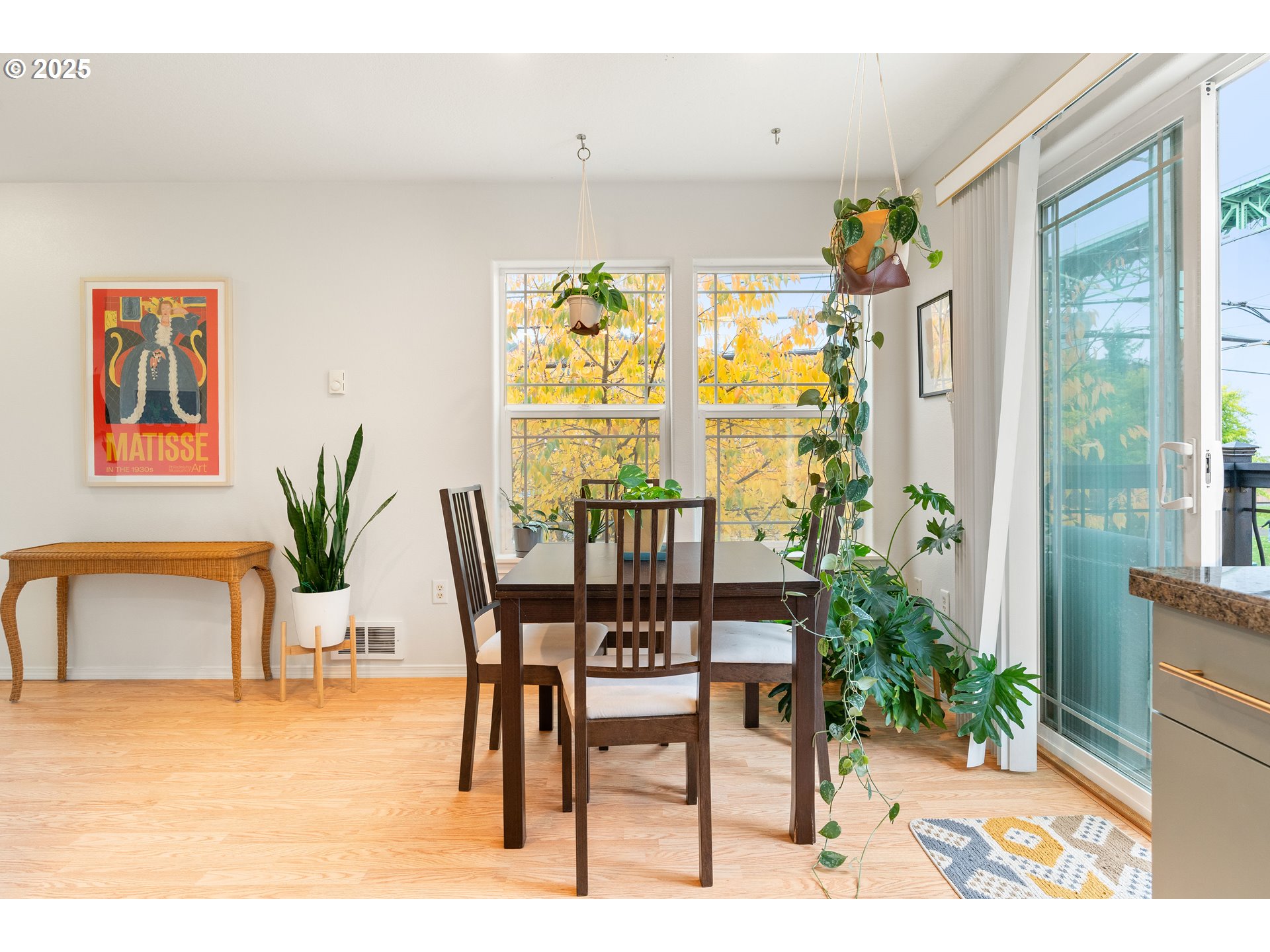 6700 North Pittsburg Avenue Portland, OR 97203 - Photo 8 of 29 a dining room with furniture and a potted plant