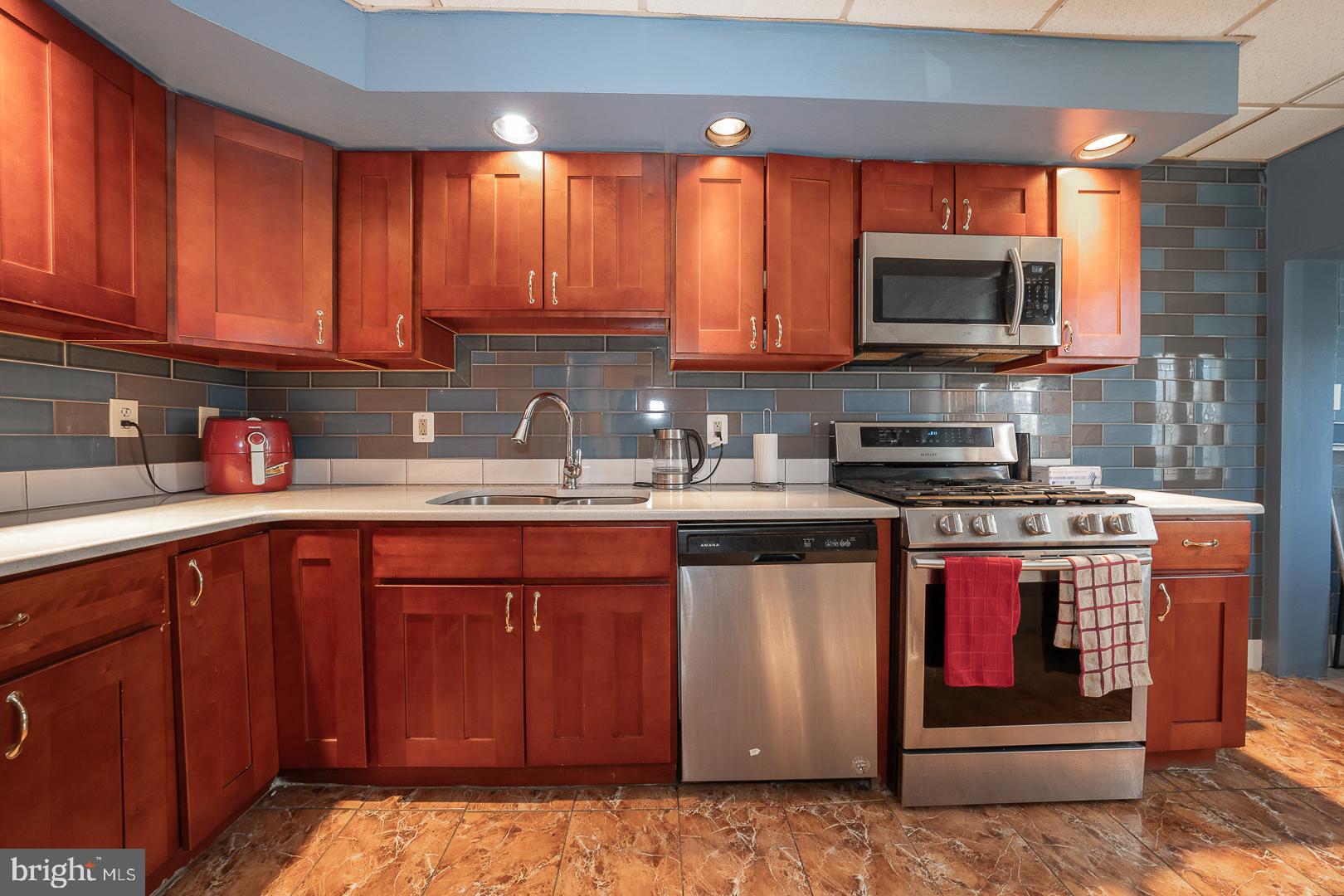 135 Kent Road Upper Darby, PA 19082 - Photo 24 of 58 Ceramic tile backsplash