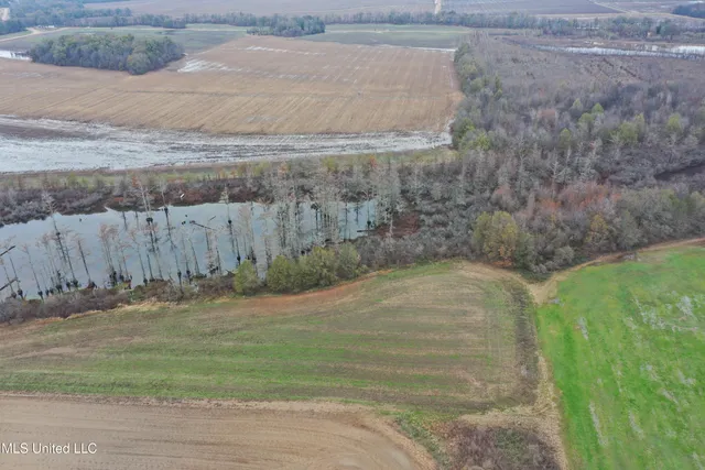 $1,250,000 | 2000 Walnut Lake Road, Dundee, MS 38626