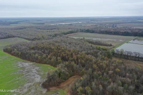 $1,250,000 | 2000 Walnut Lake Road, Dundee, MS 38626
