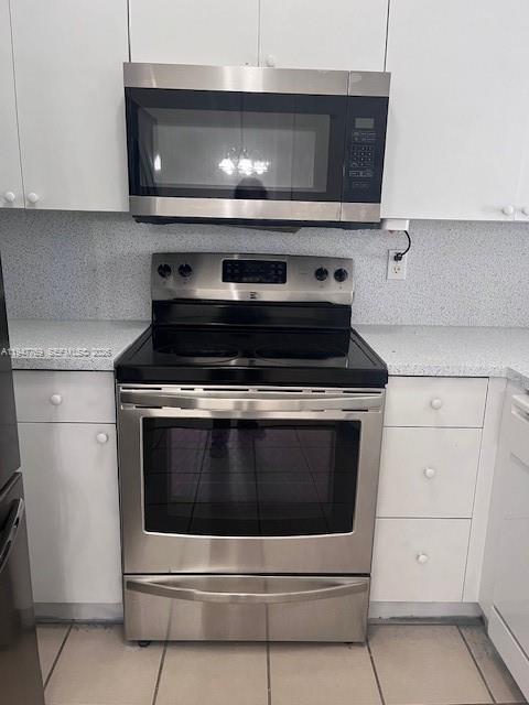 11060 Southwest 196th Street, Unit 313 Cutler Bay, FL 33157 - Photo 15 of 18 a stove top oven sitting inside of a kitchen