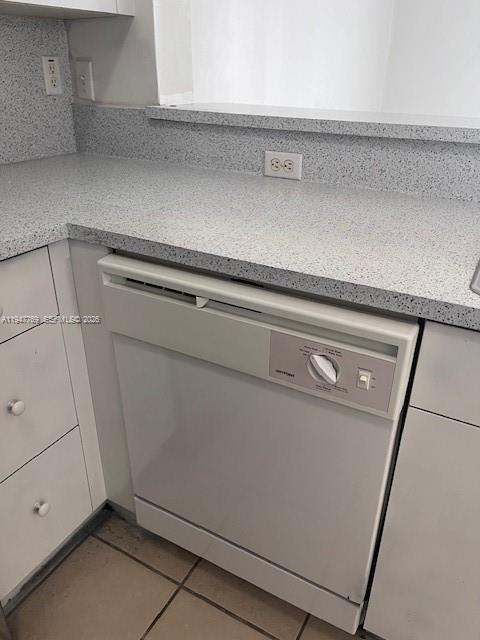 11060 Southwest 196th Street, Unit 313 Cutler Bay, FL 33157 - Photo 16 of 18 a close view of stove