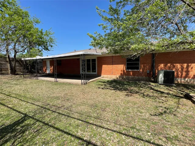 a view of a backyard with plants and trees