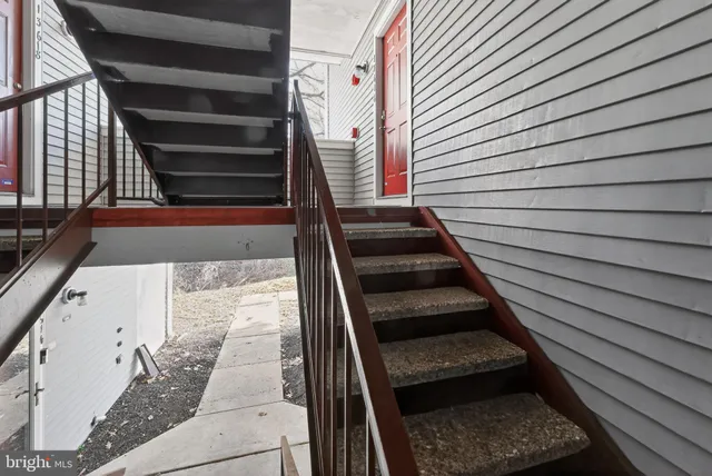 a view of an outdoor space in the back