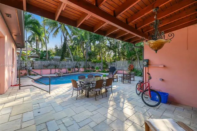 a view of yard with sitting area