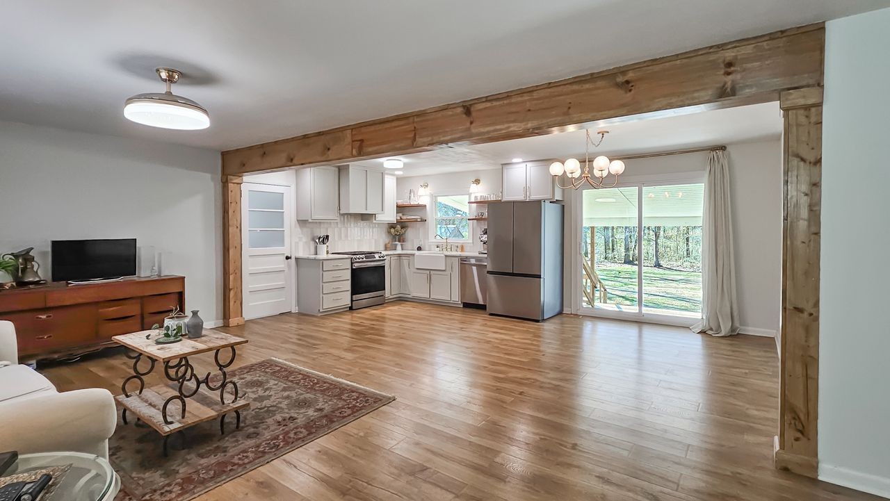 20 Tunstill Loop Road Fayetteville, TN 37334 - Photo 2 of 48 a living room with furniture wooden floor and a flat screen tv