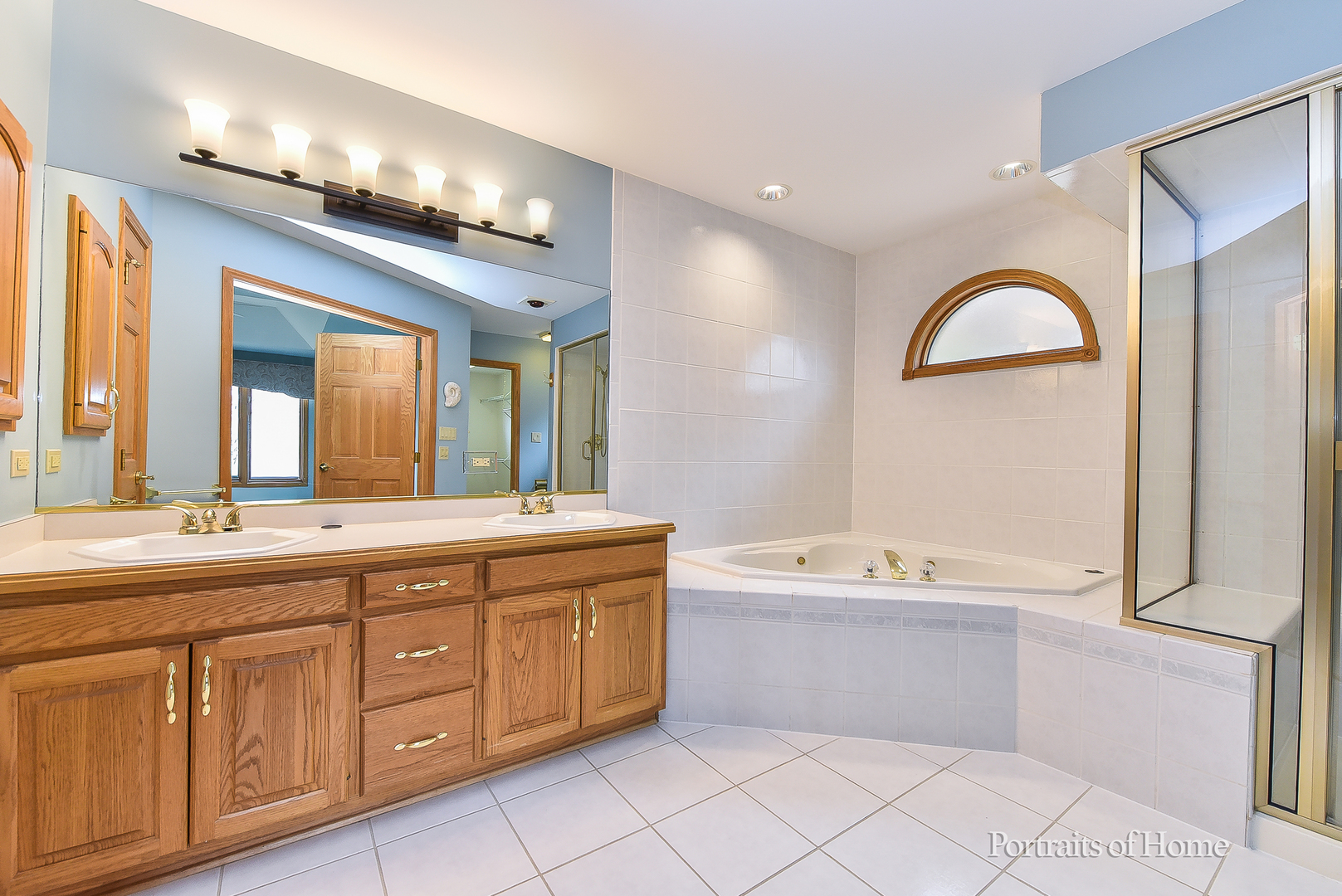 11 Merrimack Court Bolingbrook, IL 60440 - Photo 20 of 46 a bathroom with a sink a large mirror and a bathtub