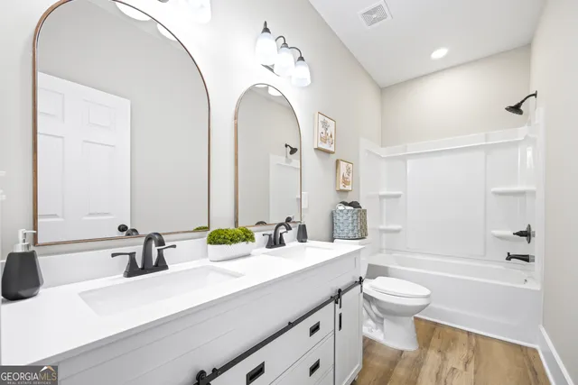 a view of an empty room and a ceiling fan