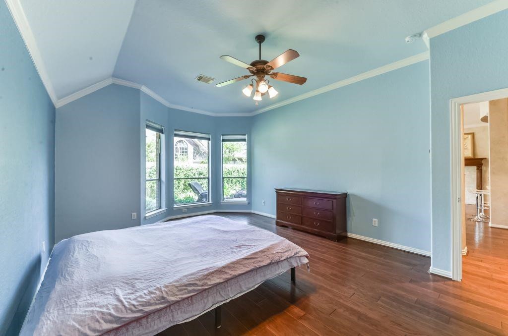 31 North Warbler Bend Circle Spring, TX 77382 - Photo 17 of 31 Primary bedroom with ensuite bath.