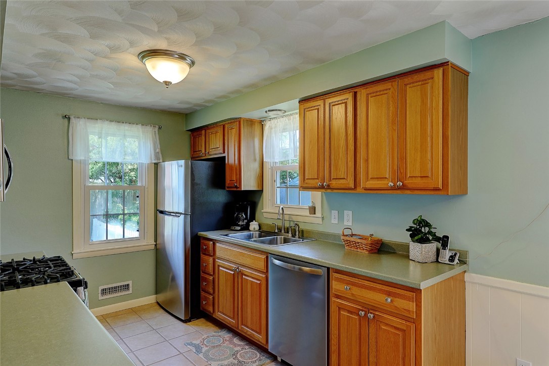 42 Colony Road East Providence, RI 02915 - Photo 9 of 24 Gallery Image 9