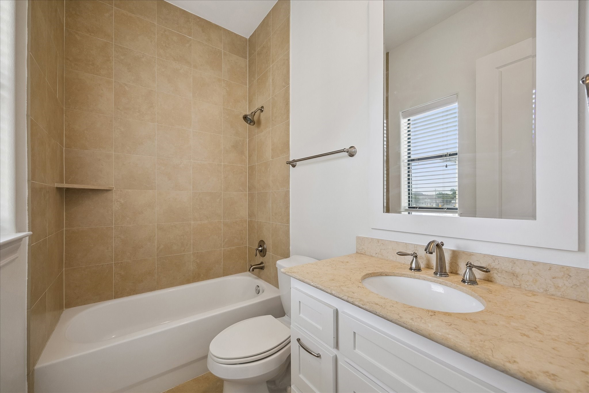 1407 Shearn Street Houston, TX 77007 - Photo 33 of 35 Secondary, en-suite bathroom.