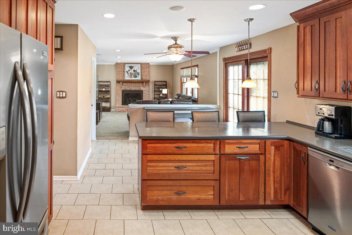 403 Player Lane Warrington, PA 18976 - Photo 8 of 42 EIK, curved island w seating