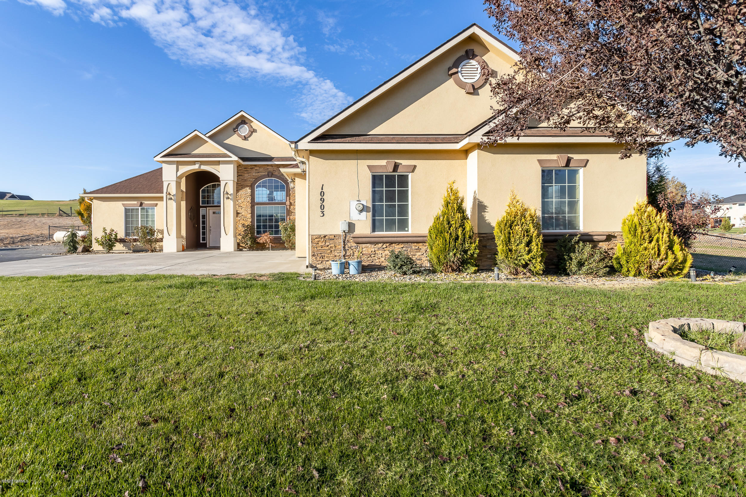 10903 Zier Road Yakima, WA 98908 - Photo 1 of 31 a front view of a house with a yard