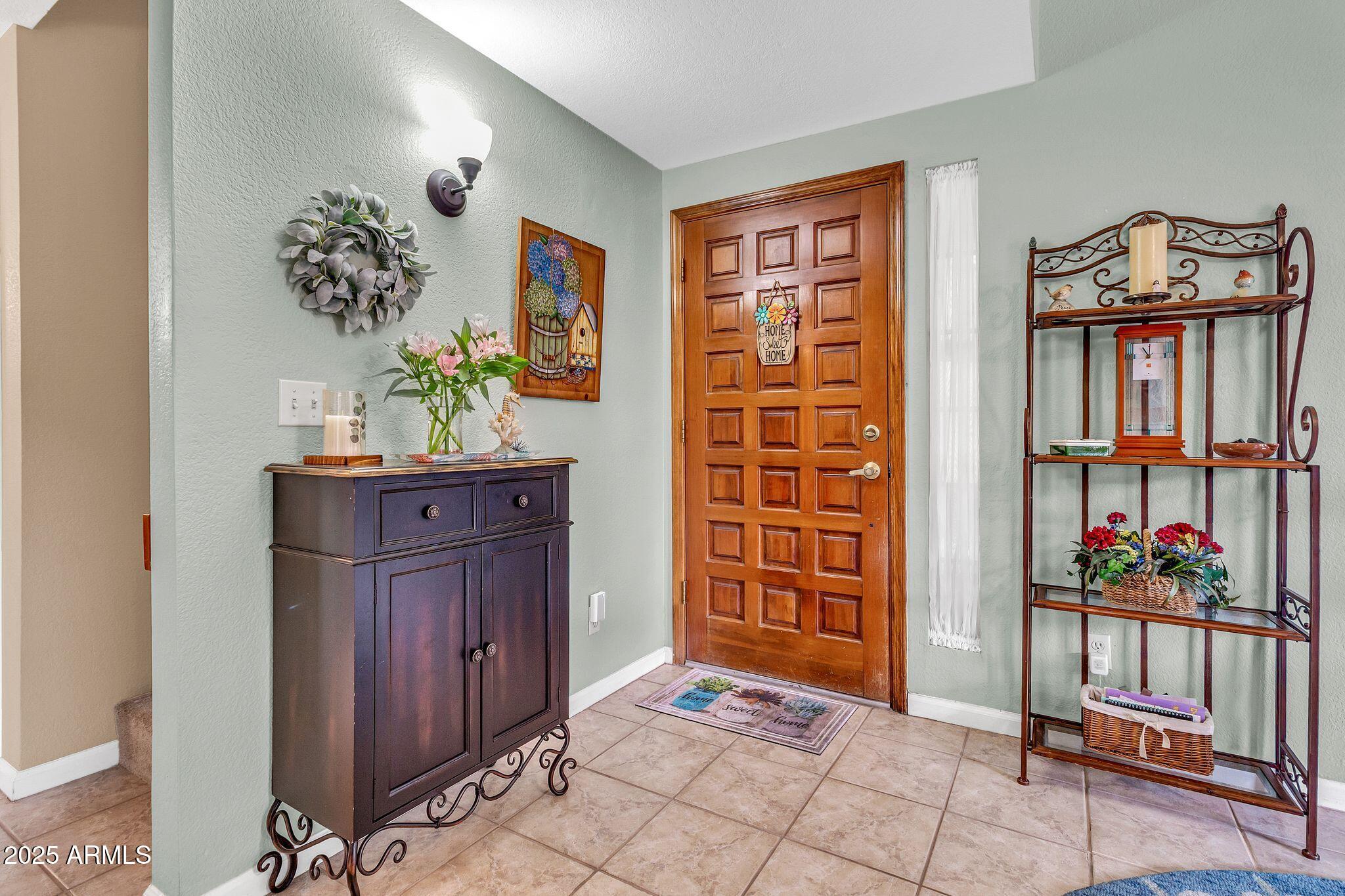 5640 East Bell Road, Unit 1055 Scottsdale, AZ 85254 - Photo 7 of 39 a view of a entryway with furniture