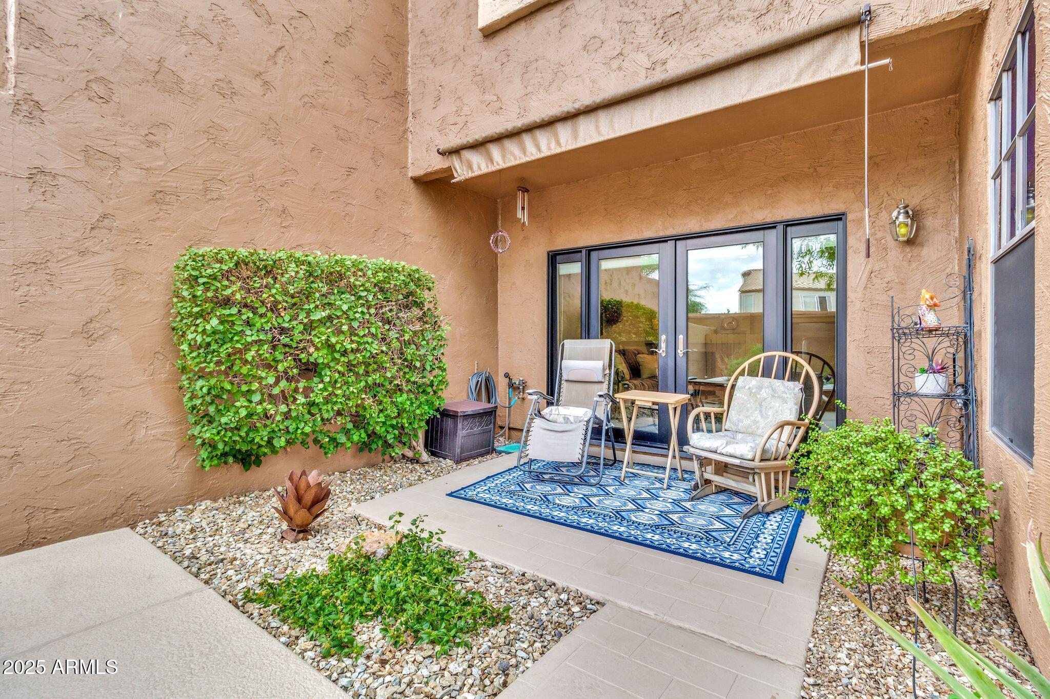 5640 East Bell Road, Unit 1055 Scottsdale, AZ 85254 - Photo 28 of 39 a living room filled with furniture and a table