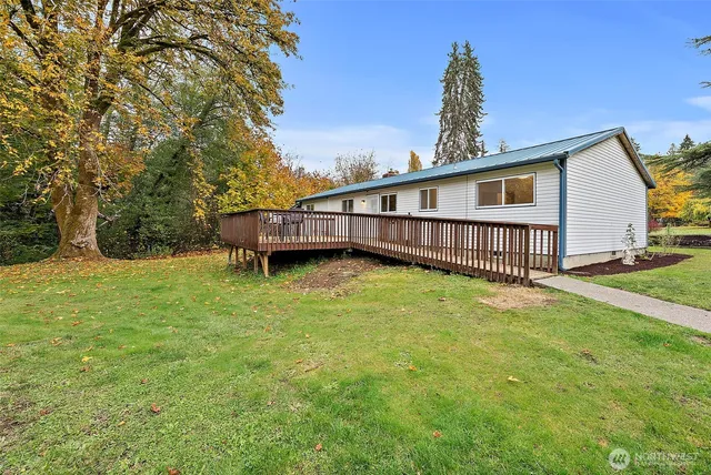 a view of a house with backyard and garden