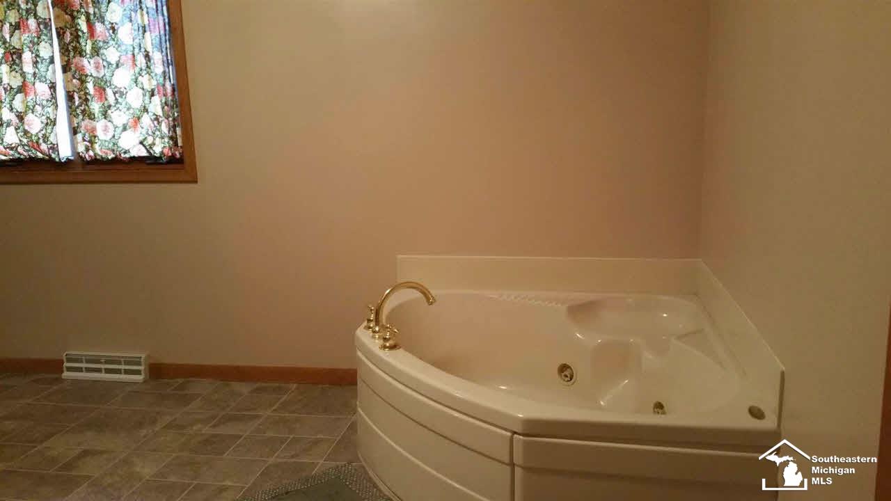 3950 East Dunbar Road Monroe, MI 48161 - Photo 10 of 18 20451636-9.JPG