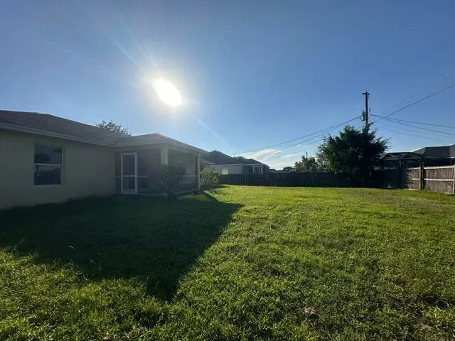a view of a back yard