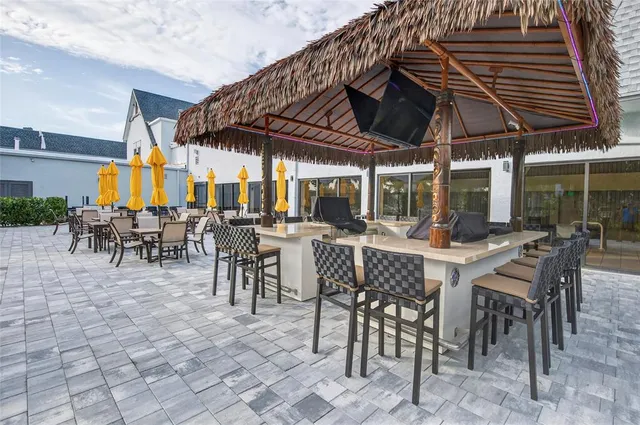 a view of a backyard