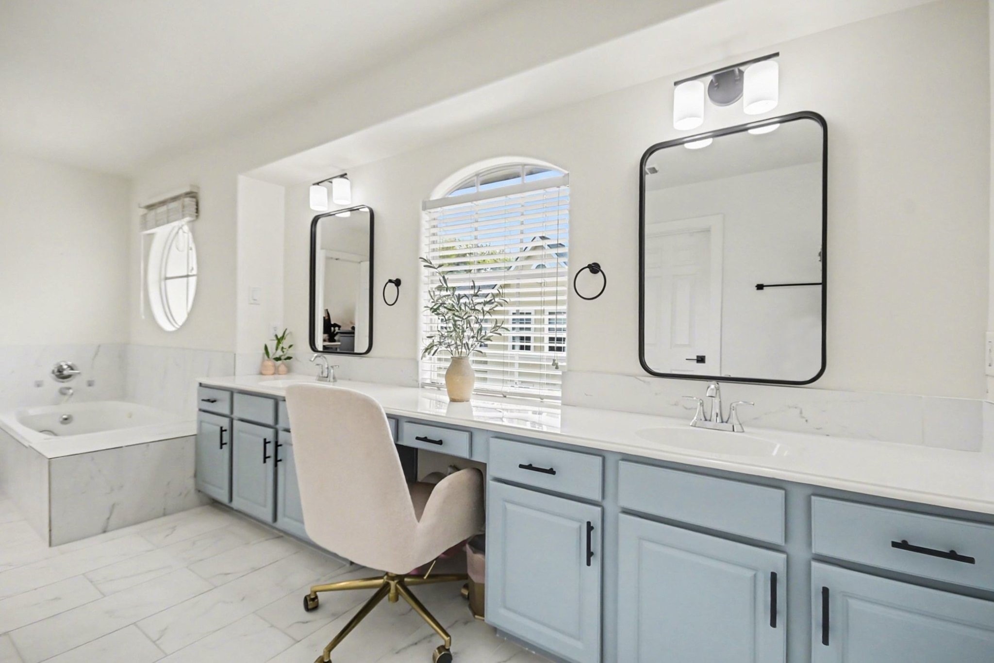 1470 Springrock Lane, Unit 6 Houston, TX 77055 - Photo 16 of 32 Updated primary bathroom featuring double sinks and vanity area.
