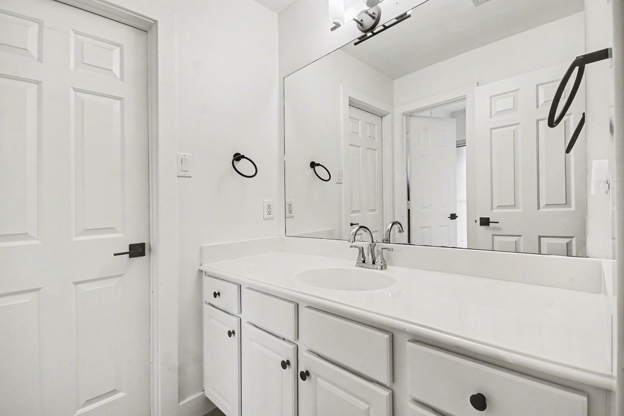 1470 Springrock Lane, Unit 6 Houston, TX 77055 - Photo 22 of 32 Secondary bathroom off of the bedroom.