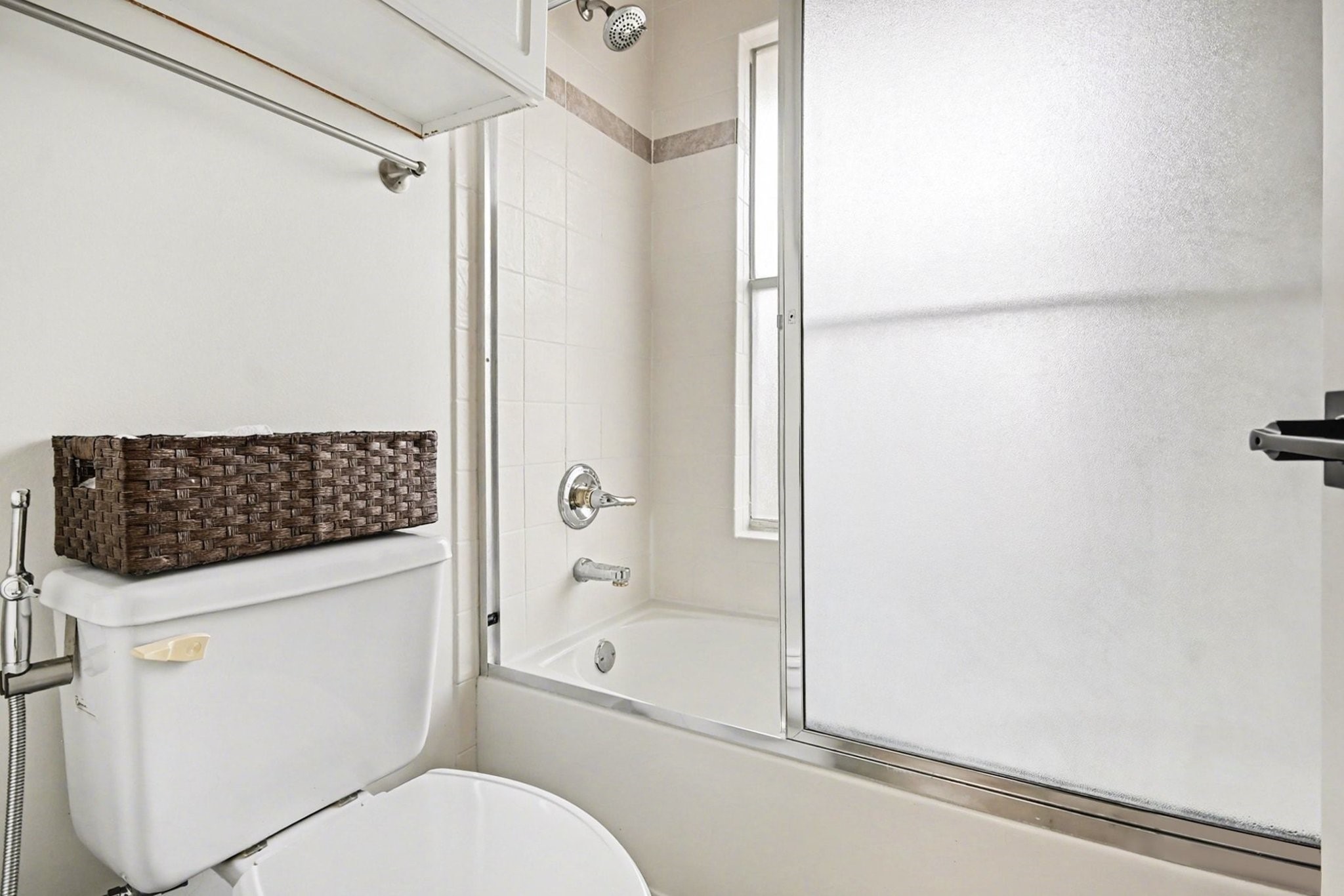 1470 Springrock Lane, Unit 6 Houston, TX 77055 - Photo 23 of 32 Secondary bathroom off of the bedroom.