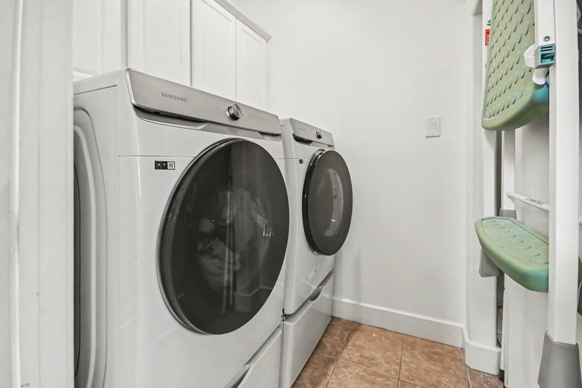 1470 Springrock Lane, Unit 6 Houston, TX 77055 - Photo 27 of 32 a close view of a utility room with dryer and washer
