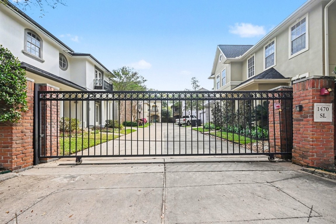 1470 Springrock Lane, Unit 6 Houston, TX 77055 - Photo 32 of 32 a view of a wrought iron fences in front of house