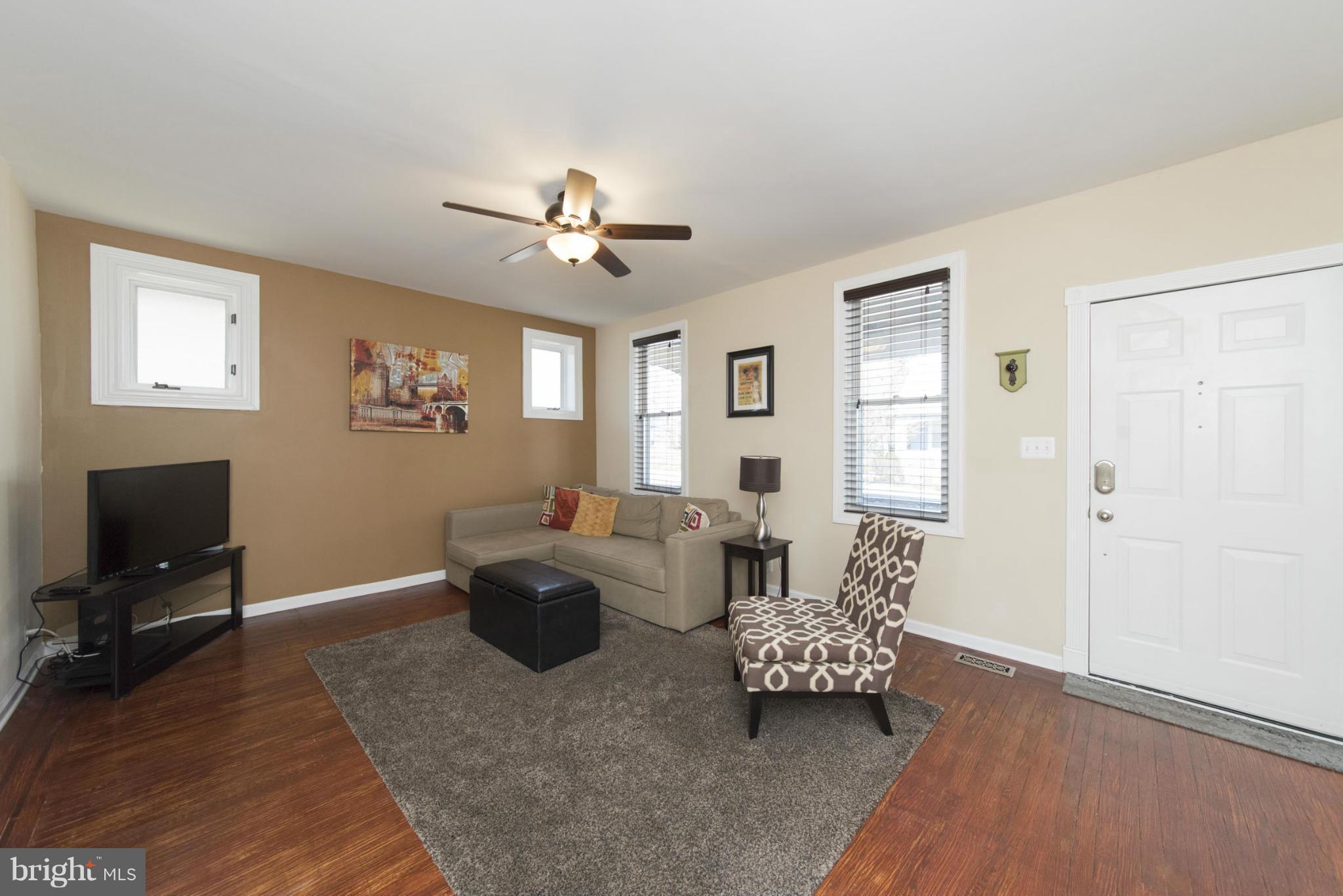 506 Kingston Road Baltimore, MD 21229 - Photo 5 of 30 Living Room