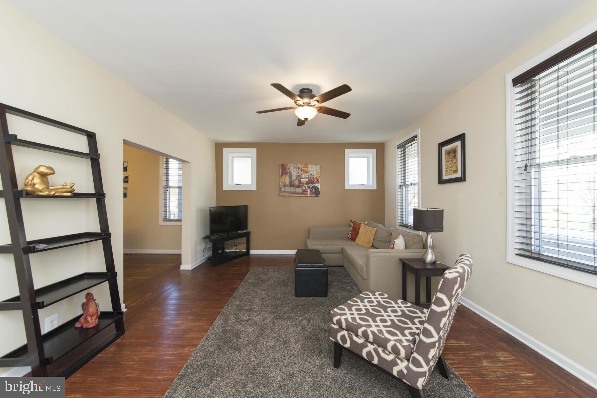 506 Kingston Road Baltimore, MD 21229 - Photo 7 of 30 Living Room
