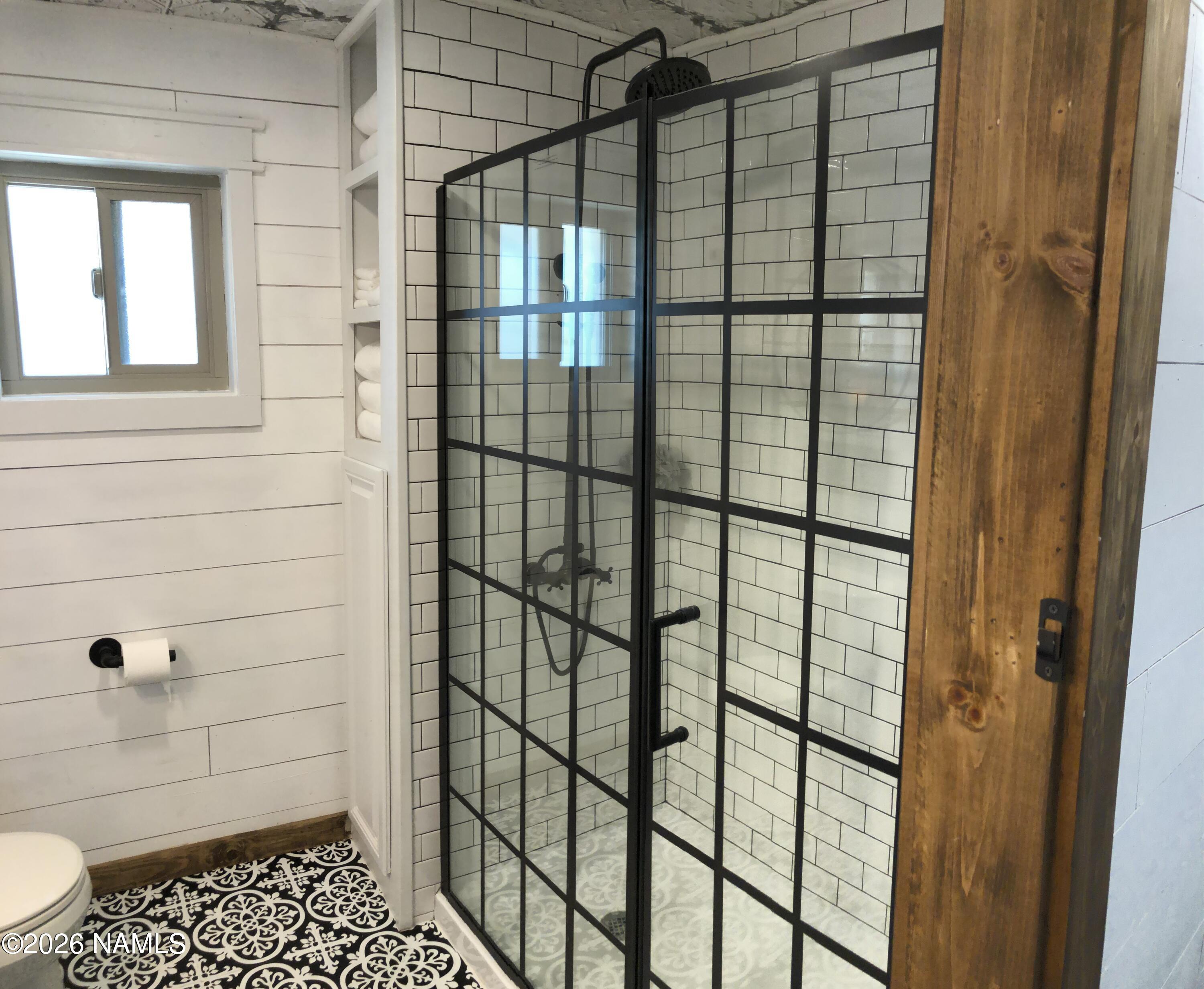 12851 Townsend-Winona Road Flagstaff, AZ 86004 - Photo 11 of 31 a bathroom with a shower