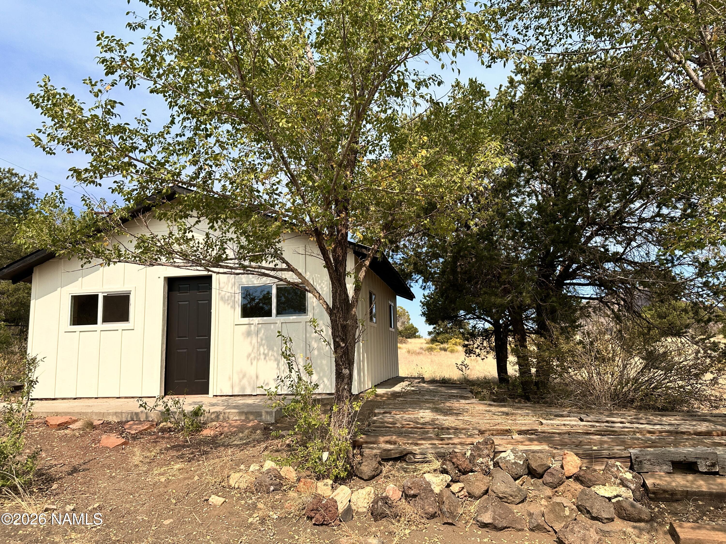 12851 Townsend-Winona Road Flagstaff, AZ 86004 - Photo 28 of 31 a front view of a house with a tree
