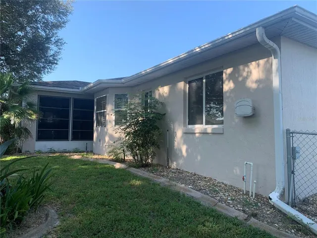 a view of house with front yard