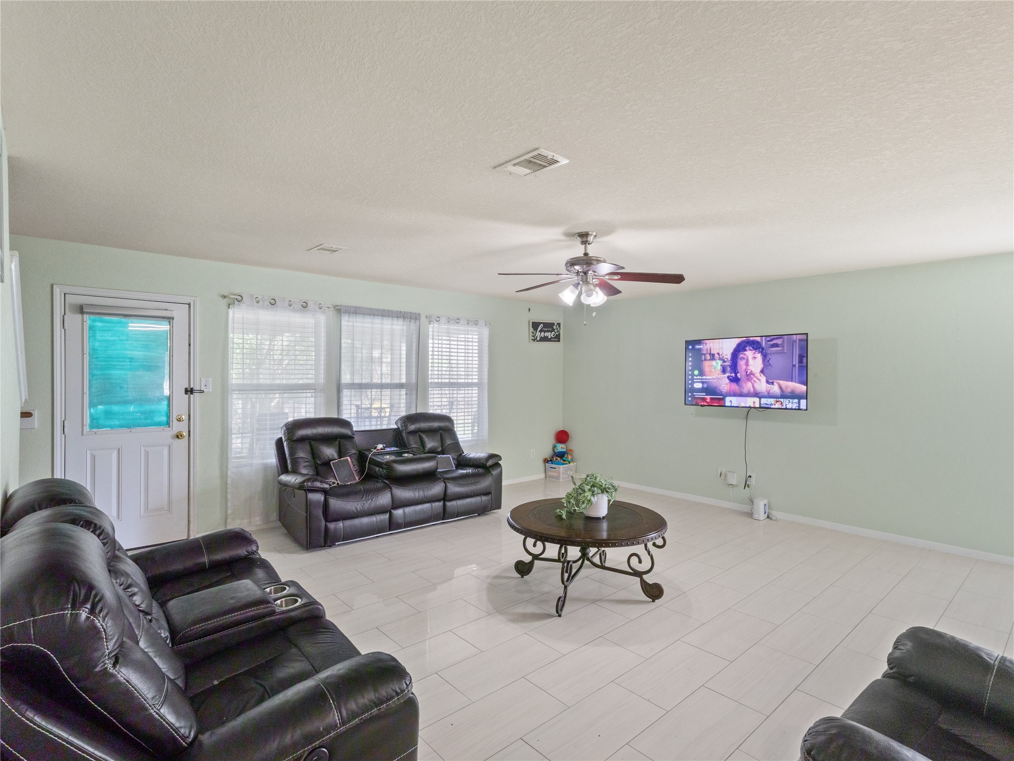 10515 Ince Lane Houston, TX 77040 - Photo 7 of 30 Living room