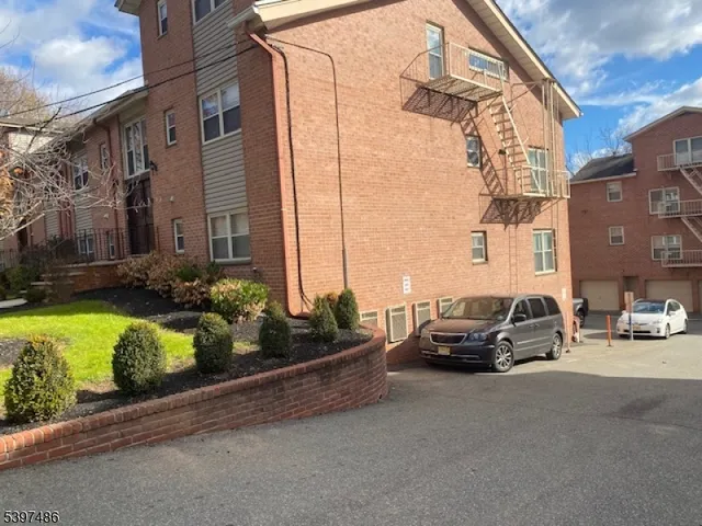 $2,995 | 27 Up Mountain Avenue, Unit 1, Montclair, NJ 07042