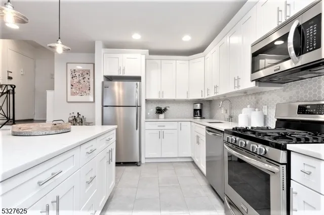 $2,995 | 27 Up Mountain Avenue, Unit 1, Montclair, NJ 07042