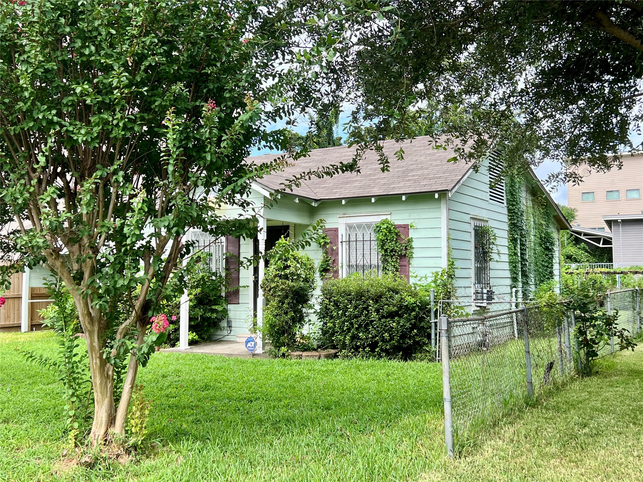 2507 Couch Street Houston, TX 77008 - Photo 2 of 9