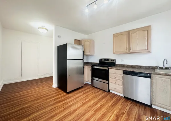 $2,800 | 394 High Street, Middletown, CT 06457