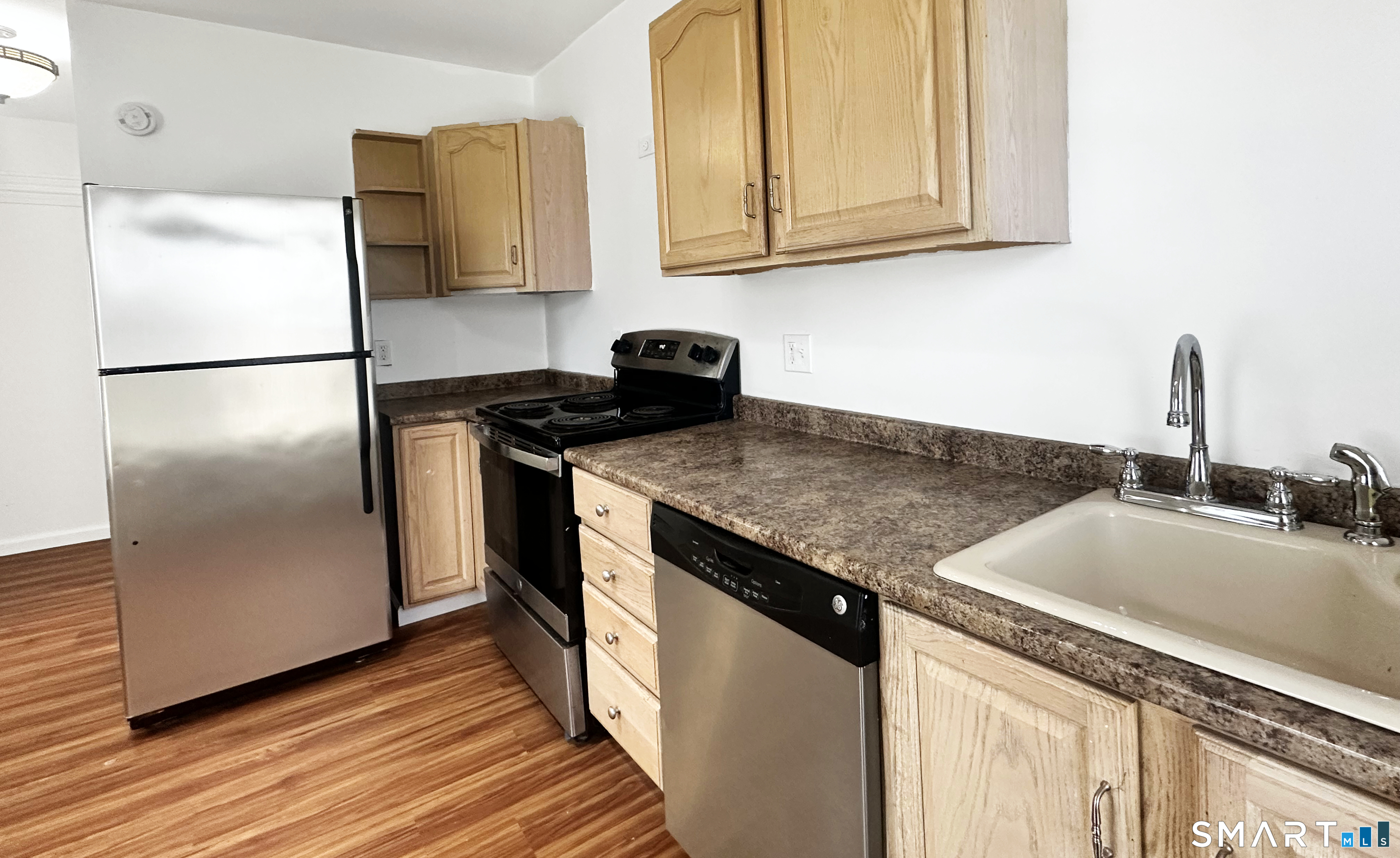 394 High Street Middletown, CT 06457 - Photo 4 of 27