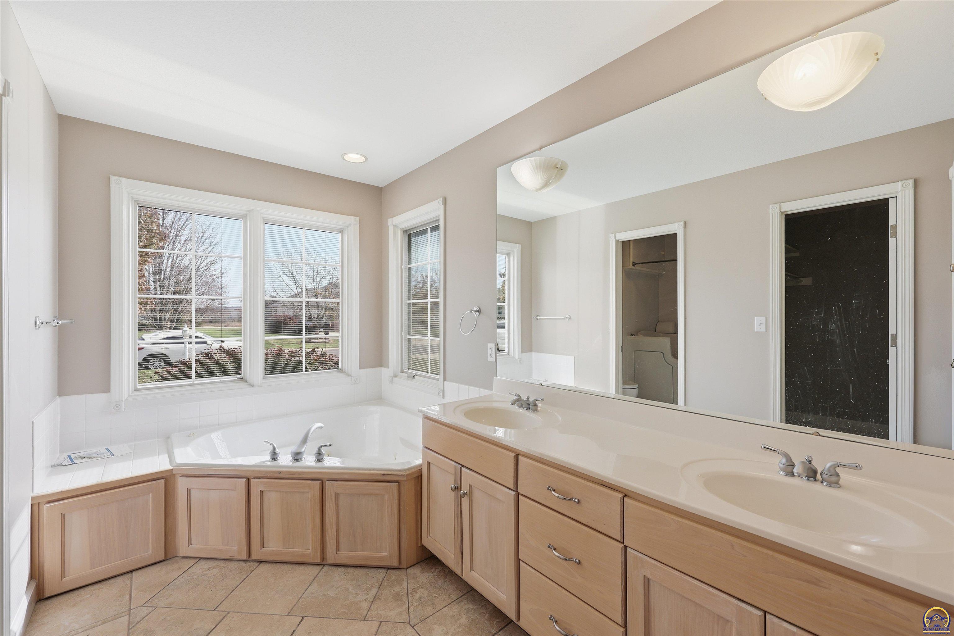 5021 Northwest Sterling Chase Drive Topeka, KS 66618 - Photo 19 of 40