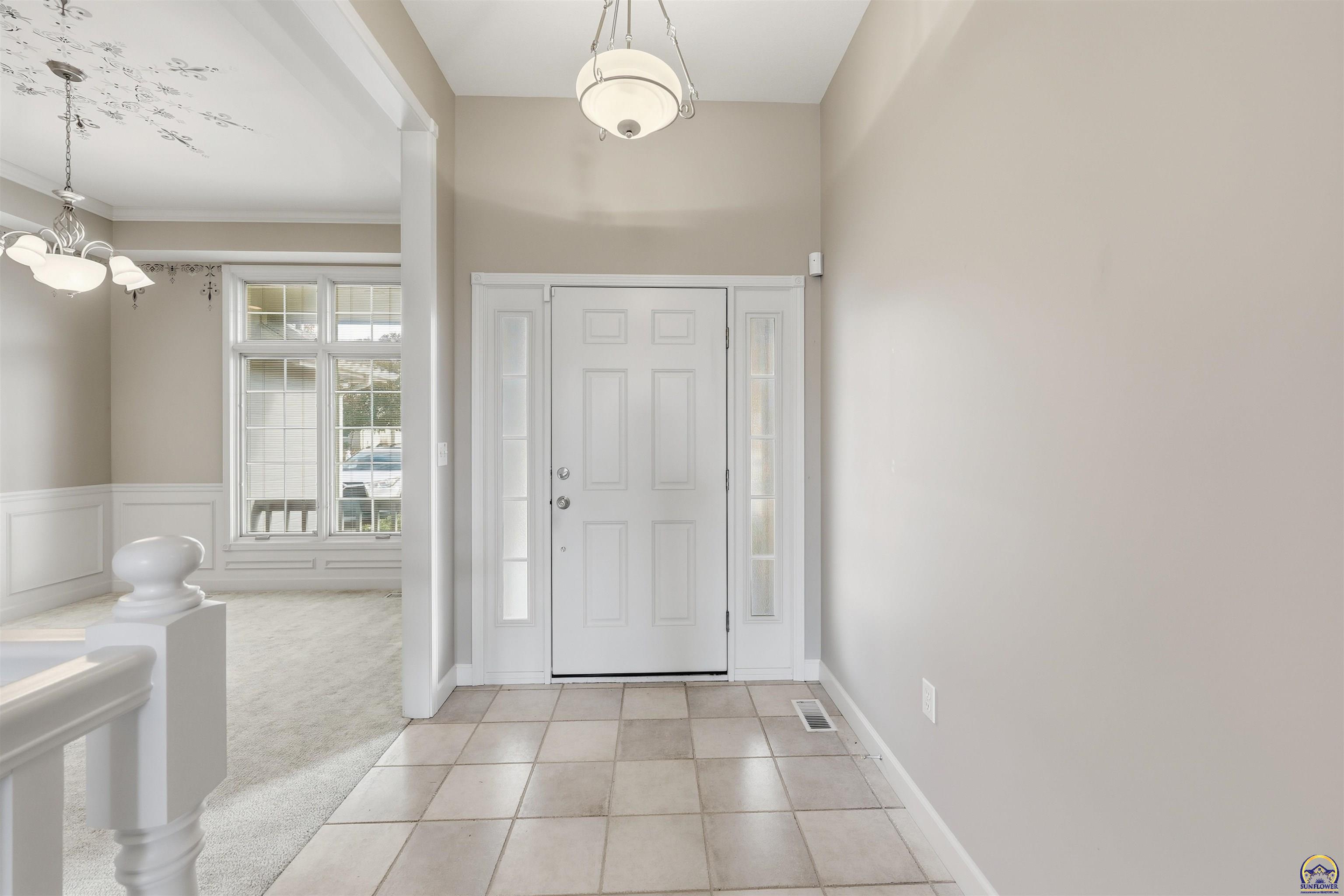 5021 Northwest Sterling Chase Drive Topeka, KS 66618 - Photo 4 of 40