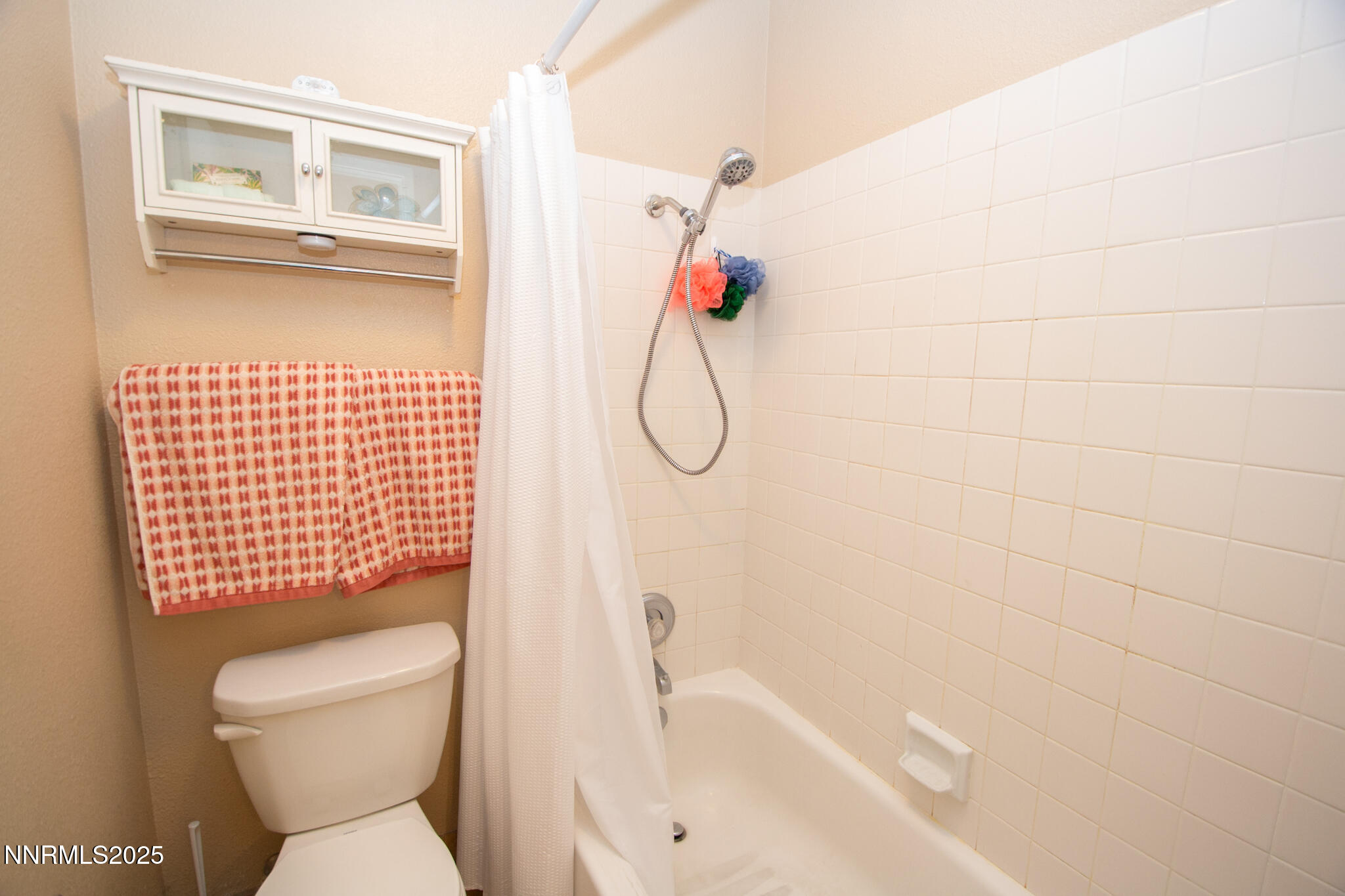 2127 Roundhouse Road Sparks, NV 89431 - Photo 16 of 20 a bathroom with a toilet and a shower