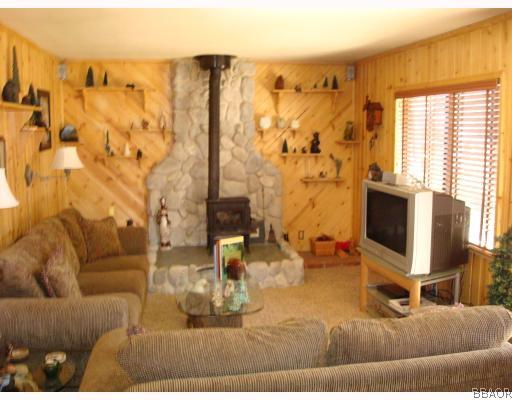 526 Riverside Avenue Sugarloaf, CA 92386 - Photo 5 of 10 Living Room.